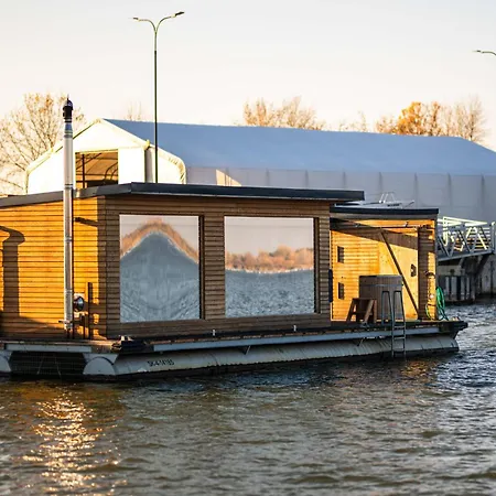 Yachter Club Modrá čajka Hotel en barco Bratislava