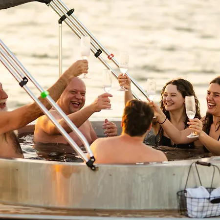 Yachter Club Modrá čajka Hotel en barco 3*