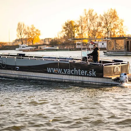 Yachter Club Modrá čajka Hotel en barco