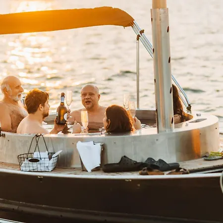 Yachter Club Modrá čajka Hotel en barco Bratislava